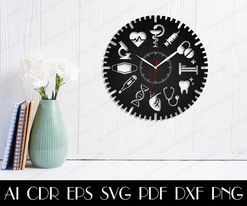 Pu&ograve; includere: Orologio bianco e nero con simboli medici, tra cui uno stetoscopio, un cuore, un termometro, pillole e una maschera. L'orologio &egrave; su una parete bianca.