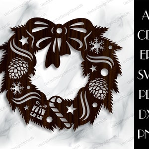 Op de afbeelding: Een donkerbruine houten kerstkrans met uitgesneden ontwerpen van een strik, dennenappels, sterren, sneeuwvlokken, een cadeau en een zuurstok. De afbeelding bevat ook bestandsformaatopties: AI, CDR, EPS, SVG, PDF, DXF en PNG.