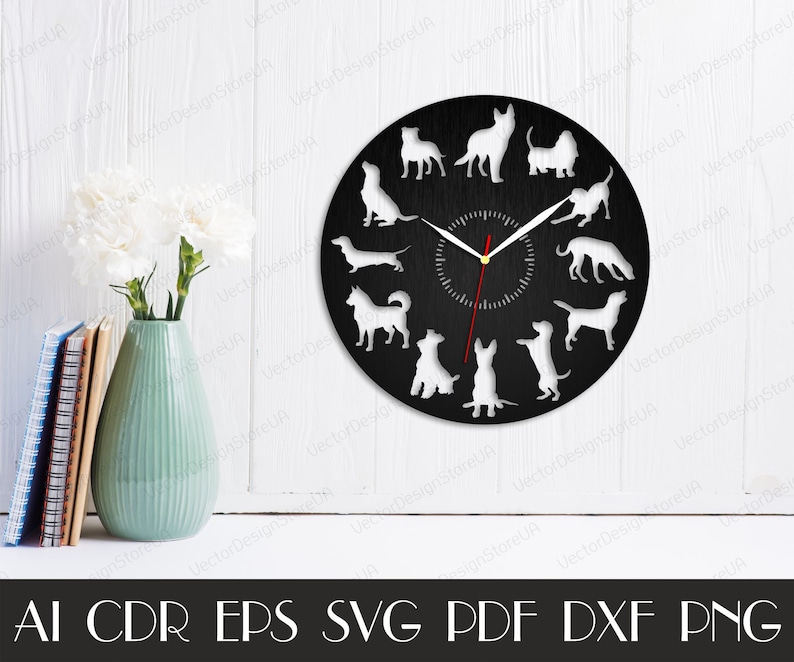 Peut inclure: Un cadran d'horloge noir avec des silhouettes de chiens blanches autour des aiguilles de l'horloge. Le cadran d'horloge est sur un mur blanc avec un vase de fleurs blanches et une pile de livres sur une &eacute;tag&egrave;re.