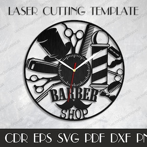 Puede incluir: Plantilla de diseño de corte por láser en blanco y negro de un reloj de peluquería. El reloj presenta un poste de barbero, tijeras, una navaja, un peine y un bigote. El texto "Barber Shop" se muestra debajo de la esfera del reloj.