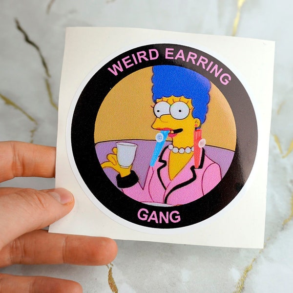 Weird Earring Gang Sticker - Rond Vinyl Slap Imperméable à l’eau Big Lesbian Earrings Queer LGBTQ + Femme Marge Simpsons Glossy Gift Candy Goblins