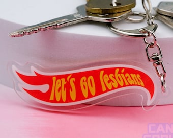 Portachiavi "Andiamo lesbiche" - Regalo LGBT Meme Queer Gay LGBTQ Maleducato Riconoscibile Acrilico Billy on the Street Parodia di Hot Wheels