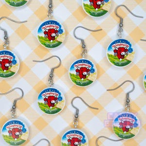 Pendientes de vaca sonriente - Triángulo de queso peculiar en miniatura, joyería lésbica, comida, casa de muñecas hecha a mano, marca Dairylea Dairy Mini