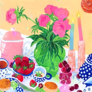 Puede incluir: Una pintura de naturaleza muerta de una fiesta de té. Una tetera rosa, una tetera azul y blanca y un jarrón verde con peonías rosas están sobre un mantel blanco. Fresas, cerezas y bollos se colocan con velas encendidas.