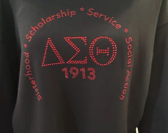 Sudadera corta negra con capucha de Delta Sigma Theta
