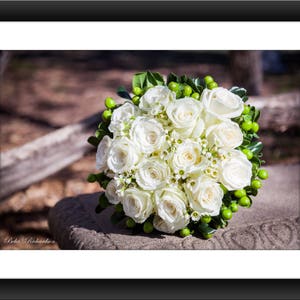 Fine Art wydrukować Bukiet ślubny na drewnianą beczkę, bukiet, Panna Młoda, Western Wedding, róże, biały, Zdjęcie
