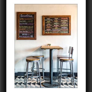 Impressão de belas artes de uma cafeteria e menu, lanchonete, café, mesa de bar, bancos, fotografia