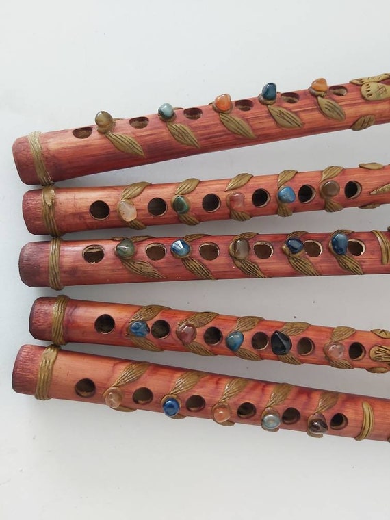 Flûte en bambou décorée d'un visage d'indien