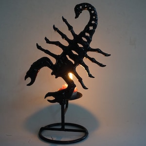 Escorpión de metal hecho a mano / Portavelas / Arte de metal.