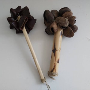 Un maraca en bambou fabriqué par des coquilles de noix - Maraca de coquilles de noix - Artisanat
