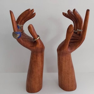 Ring display, Wooden hand.