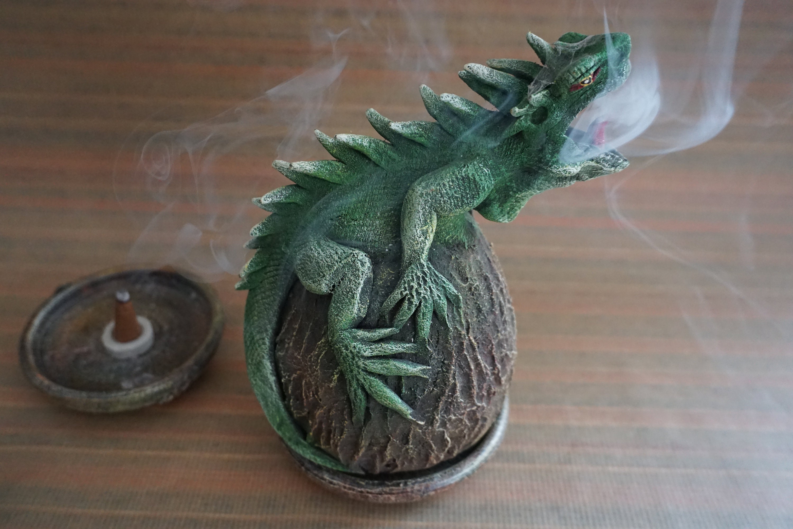 Burn incense cone-iguana incense holder 