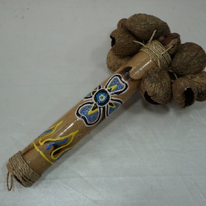 Un maraca en bambou fabriqué avec des coquilles de noix - Maraca en coquilles de noix - Artisanat