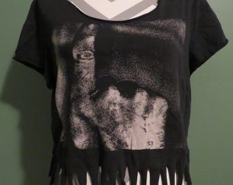 T-shirt à franges avec clous de 9 po. coupés sur mesure, petit