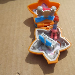 Polly Pocket Miniature Key-Chain, Rock-Star Band Girl