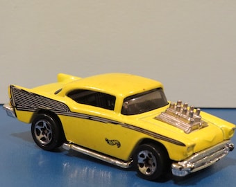 Coche de fundición a presión Chevy Belair Hotwheels vintage de los años 70