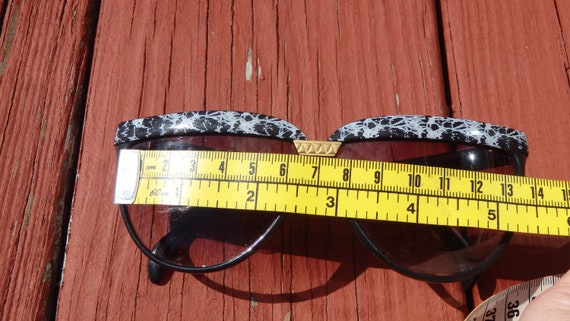 Vintage 1980's Black & White Speckled Sunglasses … - image 9