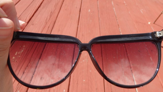 Vintage 1980's Black & White Speckled Sunglasses … - image 8