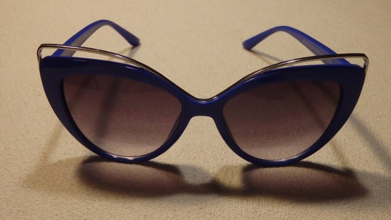 Vintage 90's Periwinkle Blue Cat-eye Sunglasses A… - image 3
