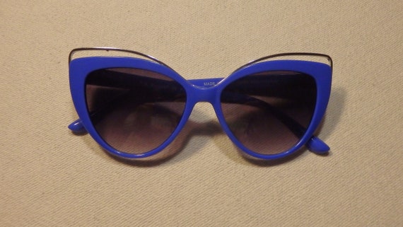 Vintage 90's Periwinkle Blue Cat-eye Sunglasses A… - image 1