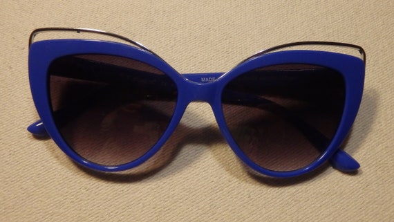 Vintage 90's Periwinkle Blue Cat-eye Sunglasses A… - image 2