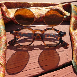 Vintage 90\'s Tortoiseshell Gold Matte - Classic Brown Lenses Vintage Tortoiseshell Cat Eye Sunglasses: 90s Retro Style - Etsy main image 4
