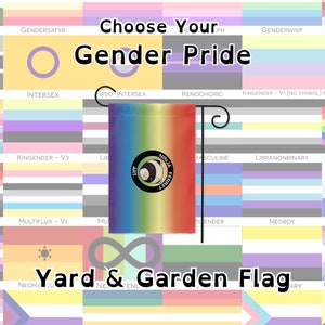 Peut inclure: Un drapeau de jardin à gradient arc-en-ciel avec un cercle noir au centre représentant un furet portant un bandeau de ninja. Le texte "Ninja Ferret" est écrit à l'intérieur du cercle. Le drapeau est attaché à un poteau en métal noir avec un crochet.