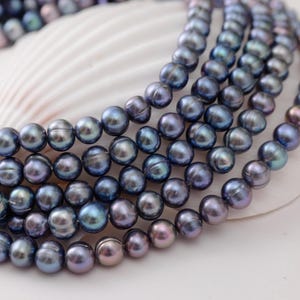 Peacock Süßwasserperlenstrang: 7-7.5 mm Potato Beads mit Ringen