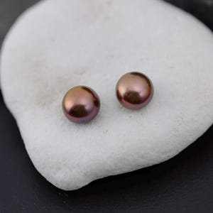 Par de pendientes de perlas de agua dulce de 9-9,5 mm con botón marrón