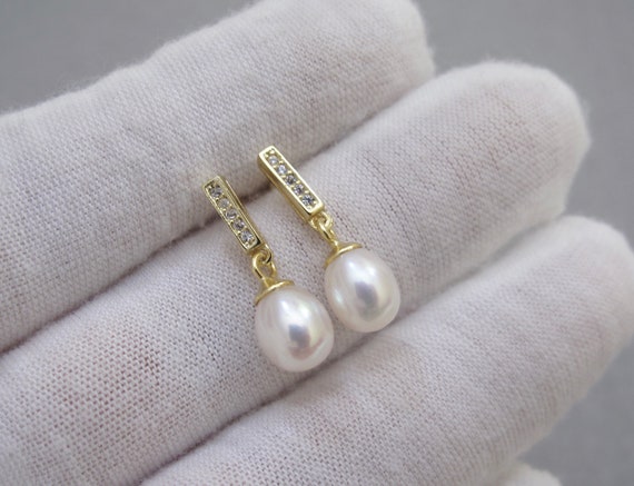 925 Silver Post Metal Love Pearl Earrings Designer Light Luxury Elegant  Earrings - China Fashion Jewelry Earrings and Fine Jewelry Earrings price |  Made-in-China.com