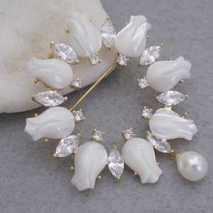 Vintage Pearl Brooch with High-grade Gilt Glass Brooch for Women