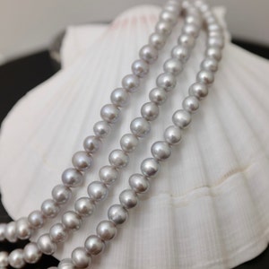Silbergrauer Süßwasserperlenstrang: 6-7 mm Lustrous Potato Beads