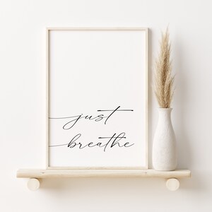Just Breathe druckbares Zitat, Poster für Meditation, Wohnzimmer Wandkunst, schwarz und weiß Kunst, typografischer Druck, inspirierendes Zitat