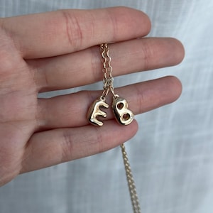 Dije de letra de burbuja de moissanita en bronce macizo o plata