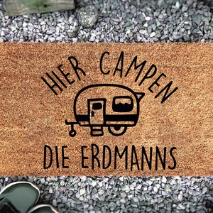 CAMPERVAN-STORE dekorative Camping Fußmatte mit Wohnmobil Motiv und Namen  personalisiert, Camper Fußmatte, Let the Adventure Begin, Camping Zubehör,  rutschfest, 40x50cm, waschbar : : Handmade Produkte