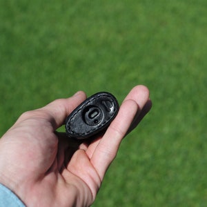 Puede incluir: Una funda de cuero negra con una peque&ntilde;a abertura para cargar.