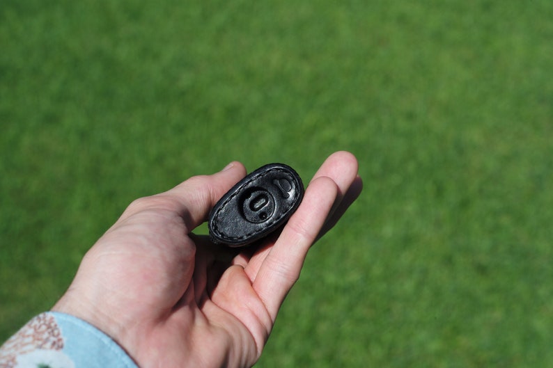 Puede incluir: Una funda de cuero negra con una peque&ntilde;a abertura para cargar.