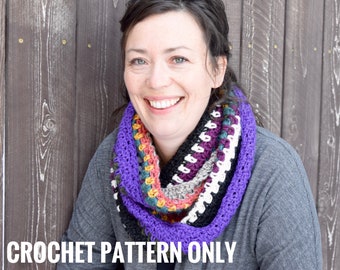 Peut inclure: Une femme portant une écharpe infinie en crochet de couleur violette, blanche, noire et multicolore. L'écharpe est réalisée avec une variété de points et de couleurs. MODÈLE DE CROCHET UNIQUEMENT.