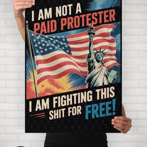 Peut inclure: Affiche avec le texte "I AM NOT A PAID PROTESTER" et "I AM FIGHTING THIS SHIT FOR FREE!" représentant la Statue de la Liberté et le drapeau américain. L'affiche est tenue par une personne.