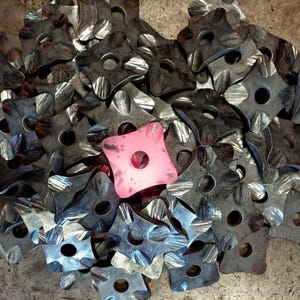 Juegos más grandes de arandelas de pétalo forjadas a mano • Sujetadores decorativos • Placas forjadas • Detalles de hierro forjado