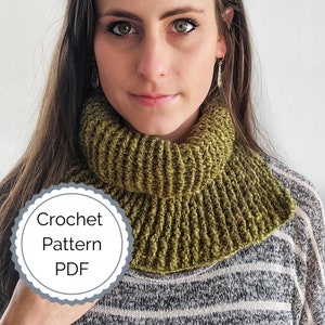 Könnte beinhalten: Ein grüner Häkel-Kragenwärmer mit einem Häkelmuster. Der Text "Crochet Pattern PDF" befindet sich auf einem weißen Kreis mit grauer Umrandung.