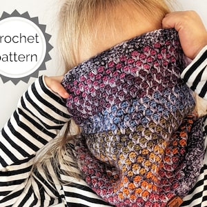 Può includere: Un collo a crochet colorato con un gradiente di viola, blu, verde, arancione e rosso. Il collo è indossato da un bambino.
