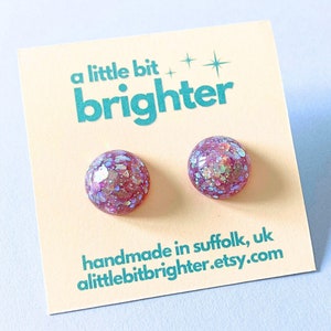 Hell lila Harz Ohrstecker | 16 mm kleine Ohrstecker | Mittlere gewölbte Ohrringe | Glitzernde Statement Ohrringe | Funkelnde handgefertigte Ohrringe aus UK