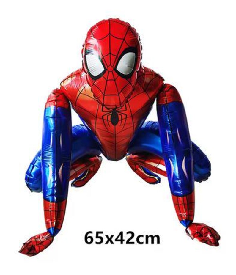 Puede incluir: Un globo de Spider-Man rojo, azul y negro. El globo est&aacute; en posici&oacute;n agachada y mide 65 cm x 42 cm. El globo tiene un dise&ntilde;o de telara&ntilde;a en la cabeza y el pecho.