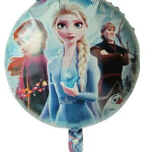 Pu&ograve; includere: Un set di tre tazze in ceramica con finitura opaca e macchiettata. Le tazze sono nei toni del crema, grigio chiaro e grigio scuro. Ogni tazza ha un design semplice e moderno e un manico arrotondato.