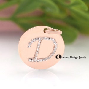 Colgante de disco con inicial de piedra preciosa chapado en oro de 14 quilates, colgante de disco con inicial pavé, colgante de letra de moissanita, colgante de letra de disco, colgante de inicial