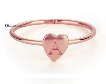 14k gouden ring met sierlijk hart, gepersonaliseerde letterring