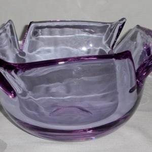 Vintage Neodymium Alexandrite Large and Heavy Art Glass Console Bowl MCM 8&quot;