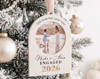 Eerste kerstfoto verlovingskerstbal 2026 | Het jaar waarin je 'ja' zei | Verlovingscadeau