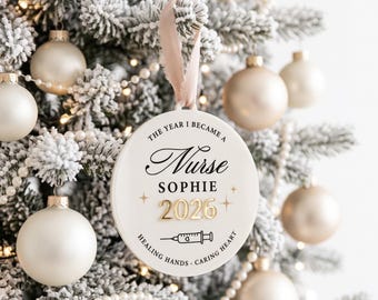 Kerstbal met gepersonaliseerd thema 'Het jaar waarin ik verpleegkundige werd' 2026 | Ornament | Afstudeercadeau | Aandenken